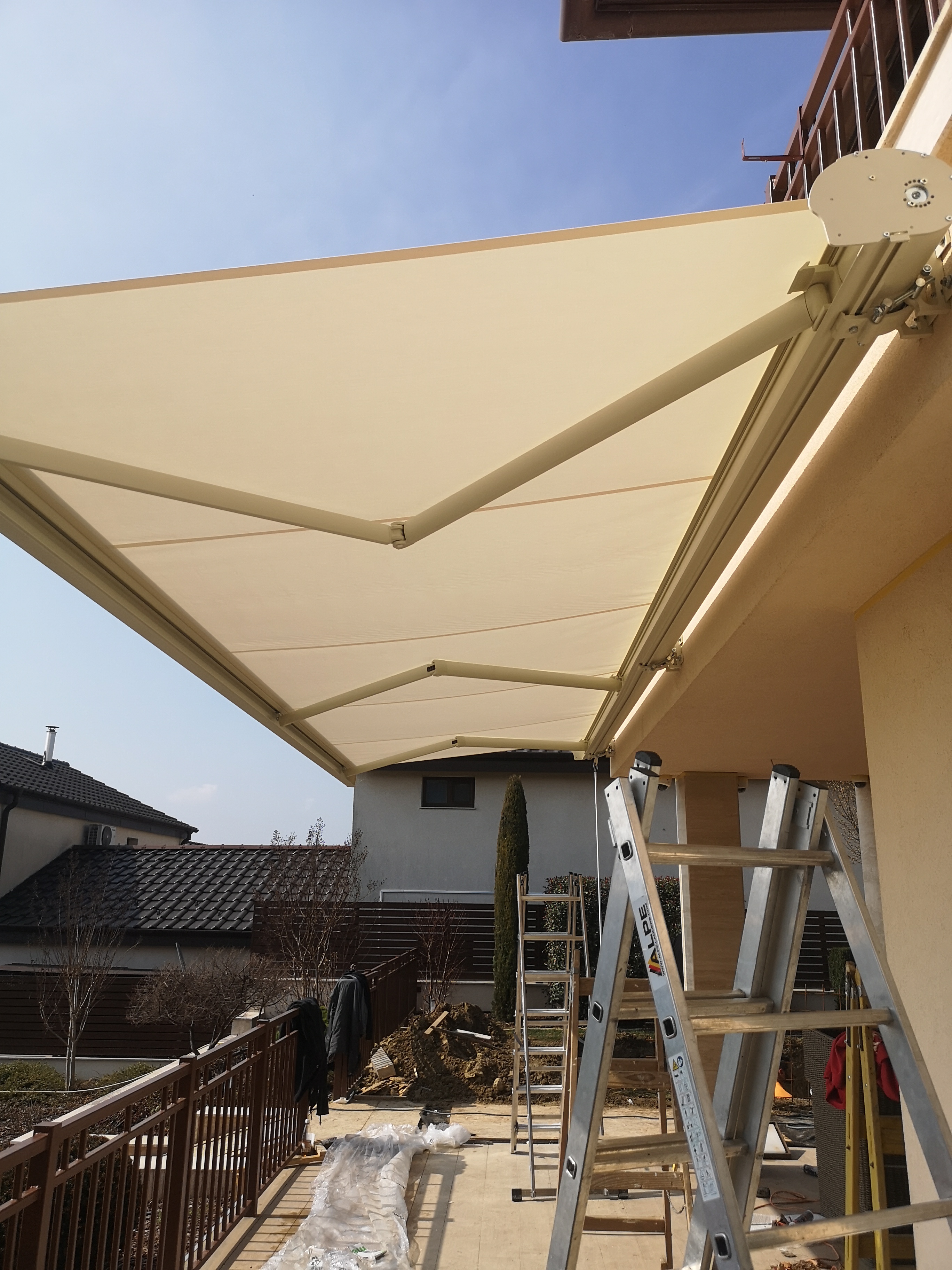 Napellenző teraszra: méretek, típusok, árak – amit tudnod kell 2026-ban