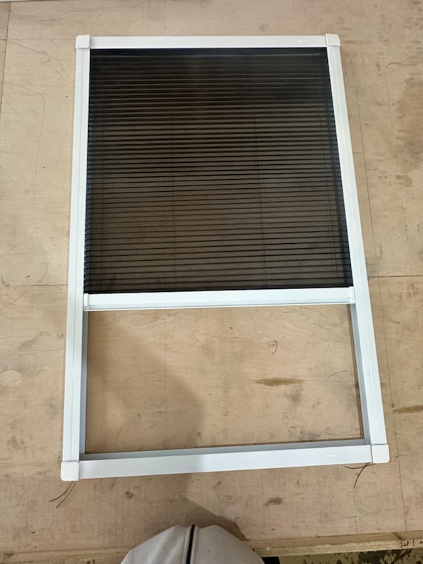 Szúnyogháló típusok: Fix, pliszé, roló – melyik a legjobb neked?