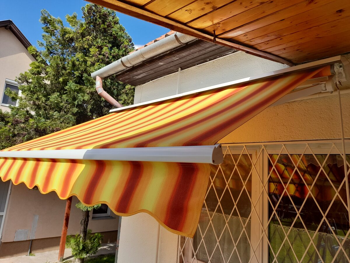 Zárt szelvényű napellenző – Szentendre